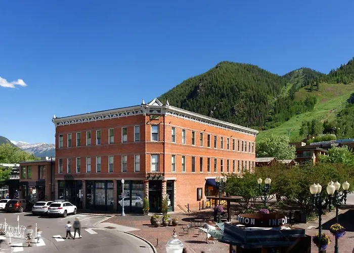 Independence Square 213, Spacious Hotel Room With 2 Queen Beds, Wet Bar, And Sitting Area