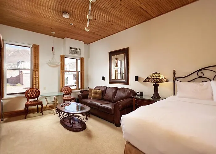 Independence Square Unit 306, Hotel Room With Large Sitting Area & Wet Bar