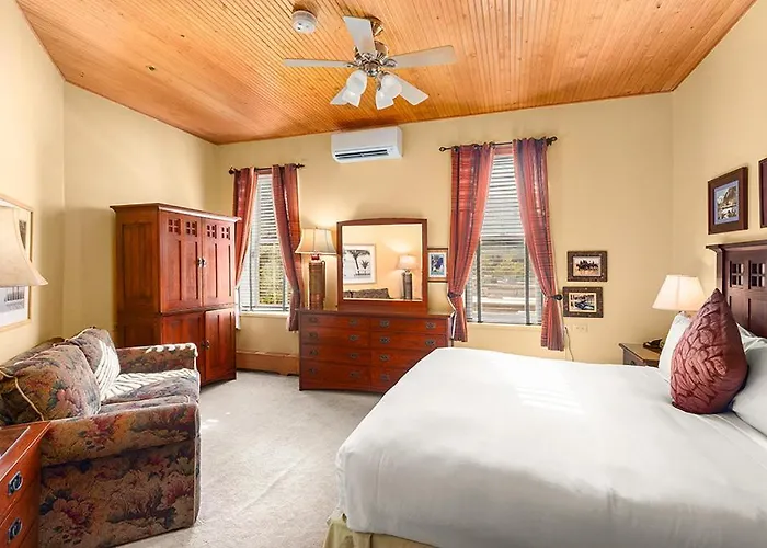 Independence Square 308, Top Floor Hotel Room With Ideal Downtown Location